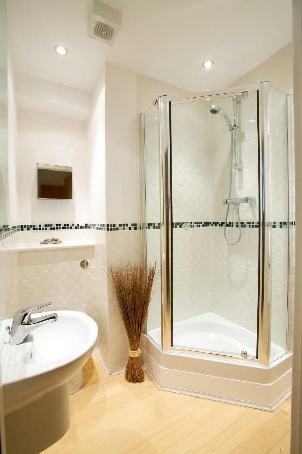 2 Bed 2 Bath At Pelican Hse In Newbury - Free Secure, Allocated Parking Bagian luar foto